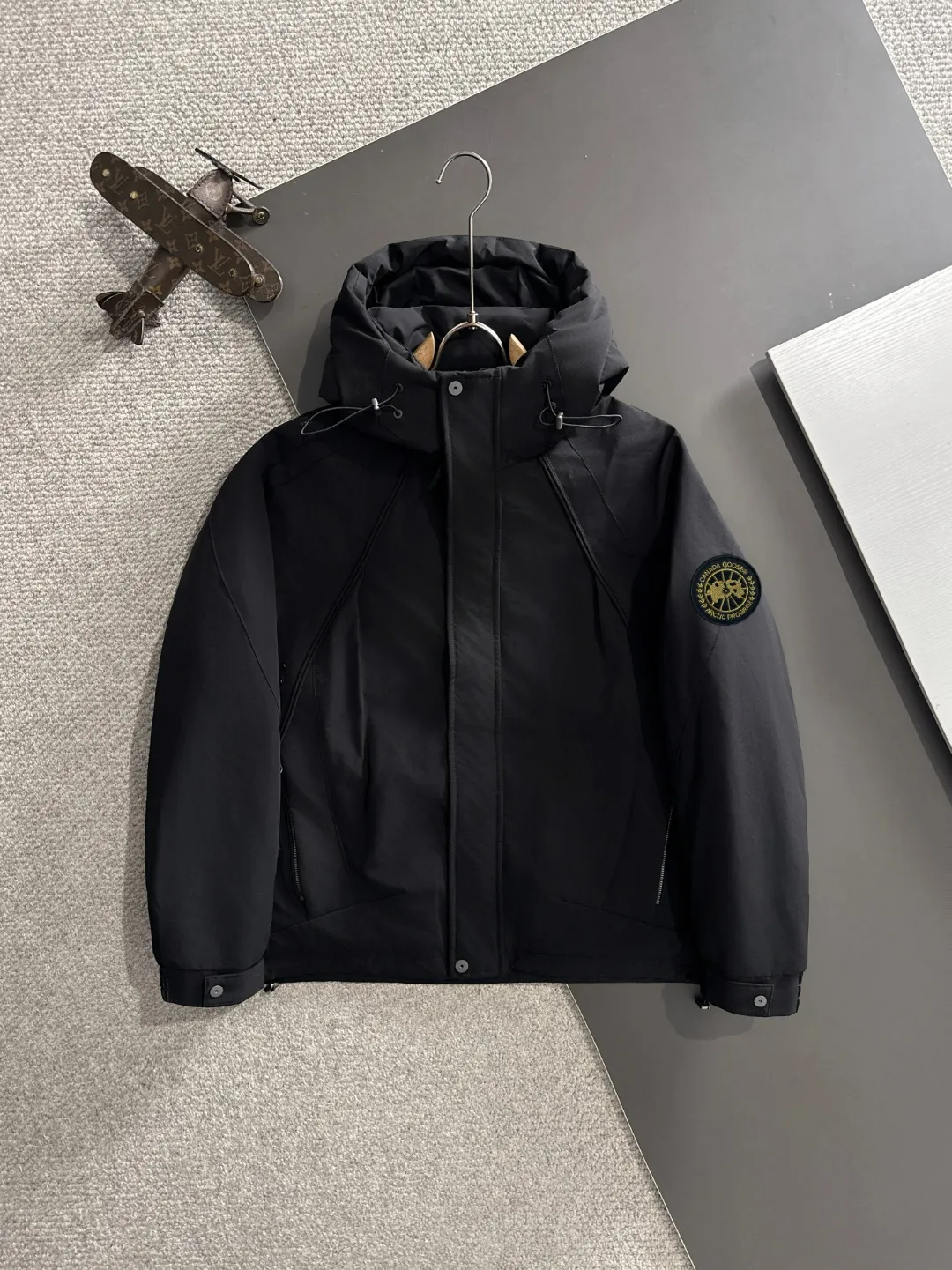 Two-day delivery time P960 Big Goose 🔥🔥 High-end customization 2025 winter official website's latest popular down jacket. Original custom-made hardware accessories for customers, all imported and original customization. Welcome to compare at the counter. Absolutely high quality. Use top-grade 90 white goose down. Super soft. Filled with fluffy and full feathers. Super heavy work. Fabric workmanship is excellent. The version is super perfect. Note⚠The fabric is super comfortable. Exclusive model. High-end quality. A must-have warm and protective artifact in winter. Size: M-3XL